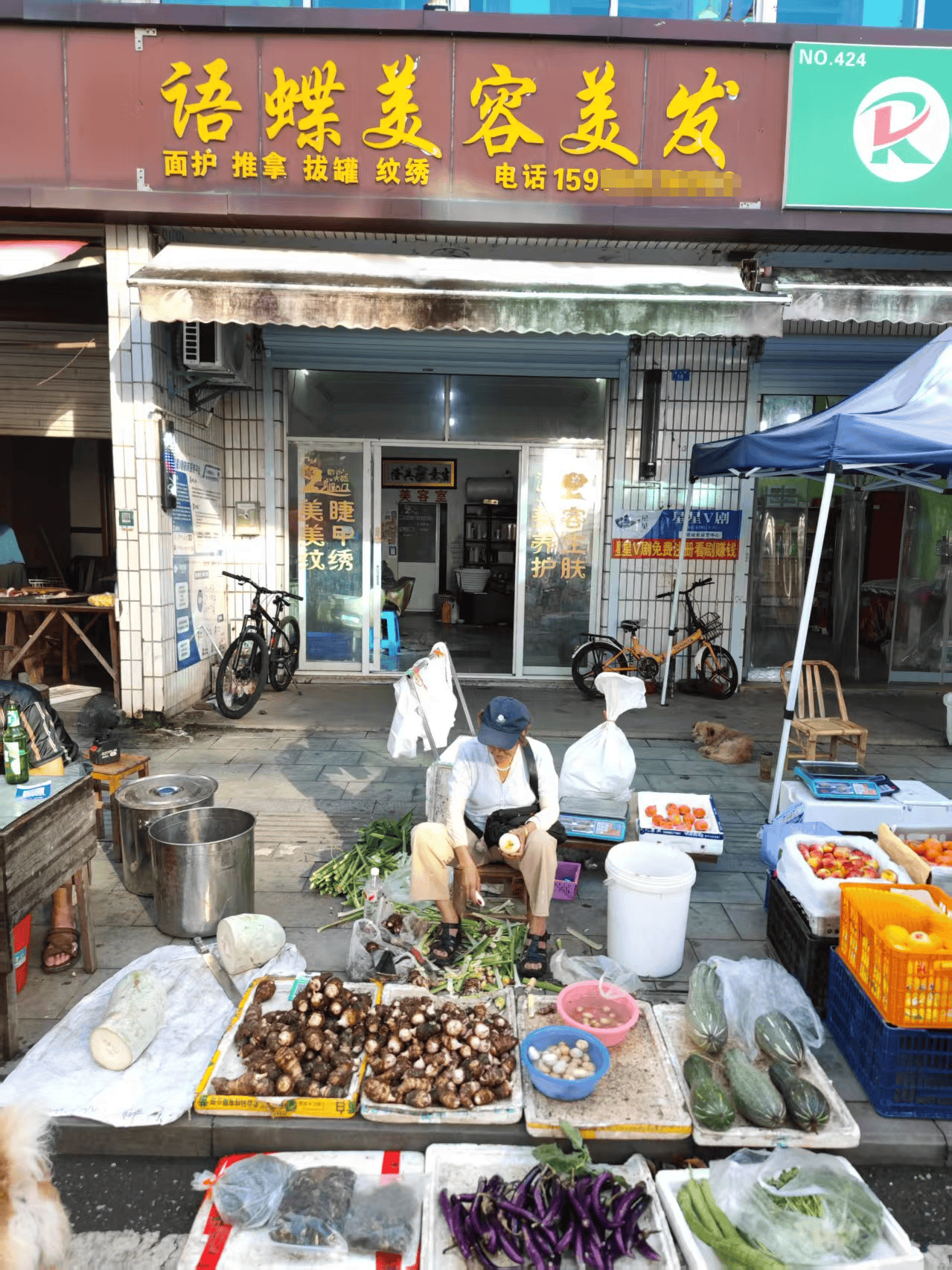 斯洛文尼亚甲组联赛 | 浙江一店主允许大妈门口摆摊斯洛文尼亚甲组联赛,时常被大妈“投喂”蔬果:每次收摊时,都打扫得干干净净