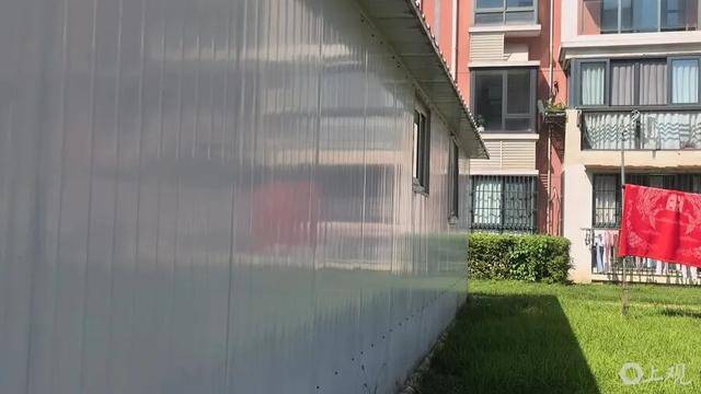 皇冠信用盘如何注册_上海居民投诉后傻眼:只拆了一半!小区绿化被大量铁皮房霸占皇冠信用盘如何注册,还有人住?居民直指小区公共收益疑云