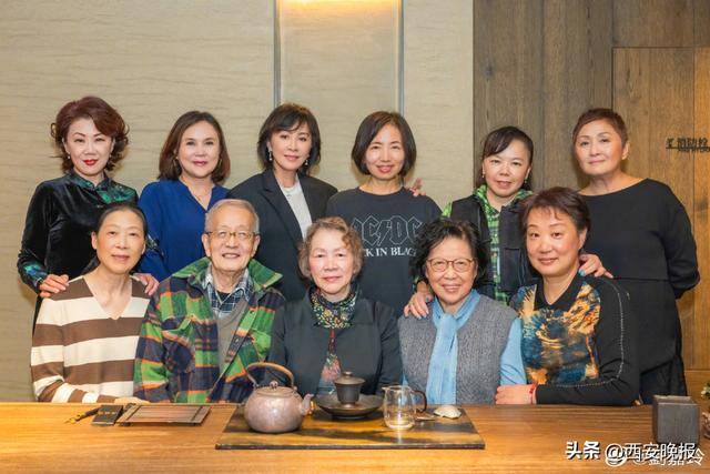 皇冠信用盘出租足球
_60岁刘嘉玲回苏州参加同学会皇冠信用盘出租足球
,合影状态超年轻:50年师生情像老酒,越陈越醇