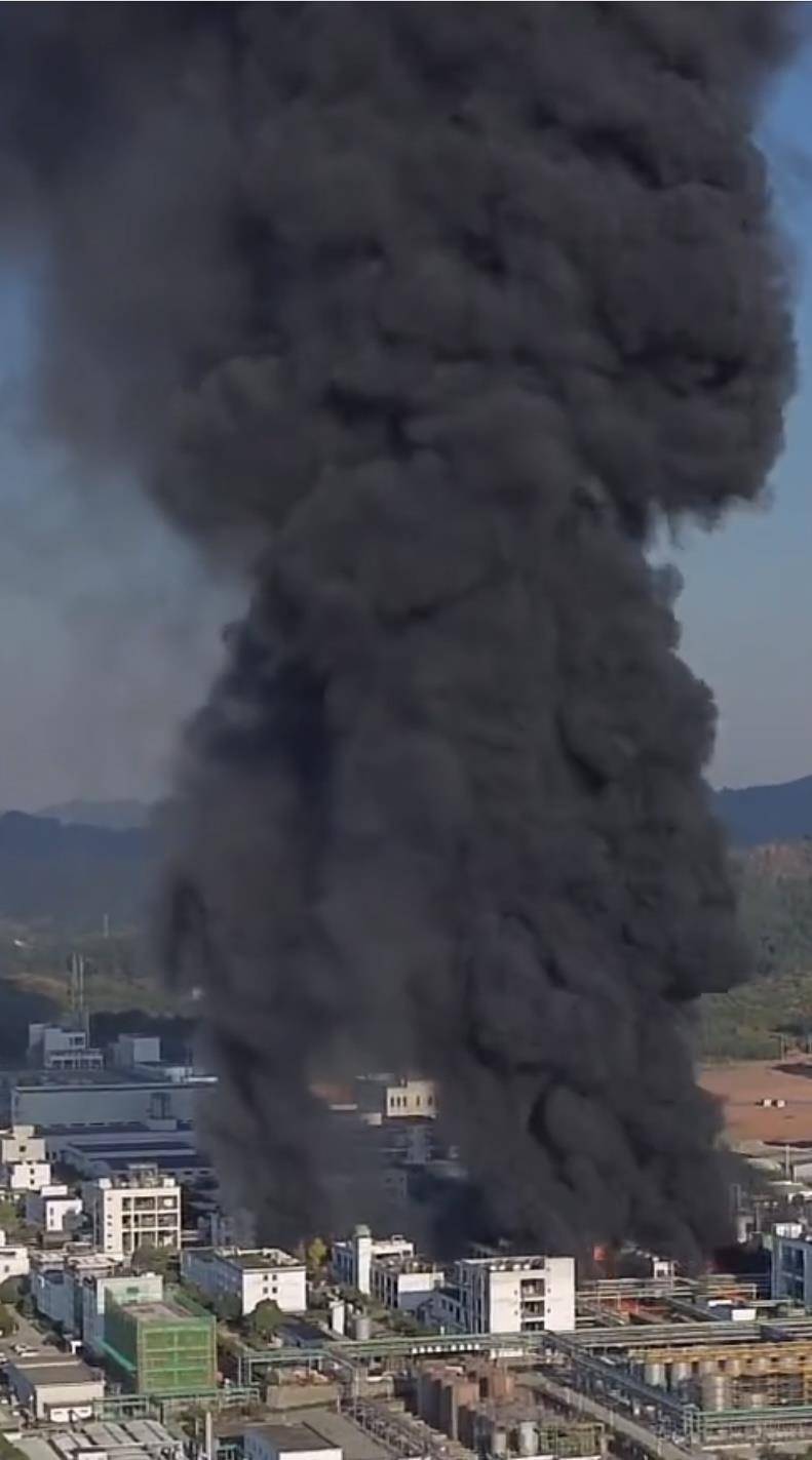 正版皇冠信用盘开户
_黄山市一化工园区工厂失火正版皇冠信用盘开户
,现场浓烟滚滚并伴随有爆炸声,当地紧急救援